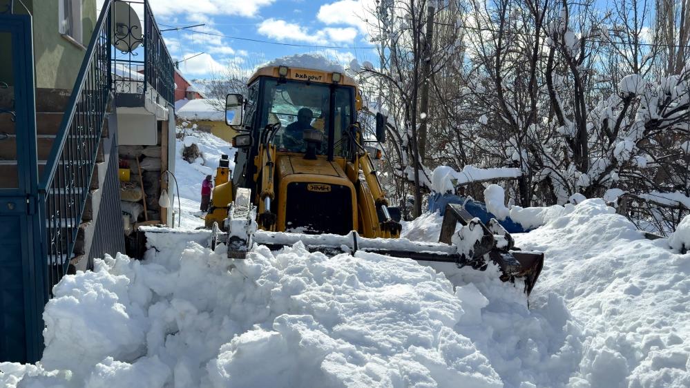 Devleti beklemedi, kapanan köy yolunu kendi kepçesiyle açtı