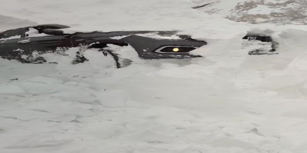 Sivas- Giresun arasındaki geçitte otomobil kardan kayboldu