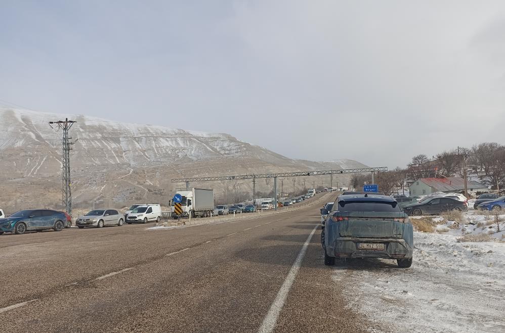 Sivas Gürün’de kar trafiği durdurdu