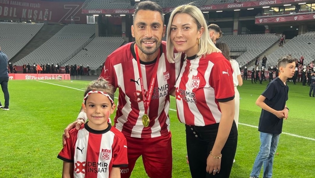 Sivasspor Kaptanın Eşi Taraftarı Kızdırdı: “Özür Dile!”