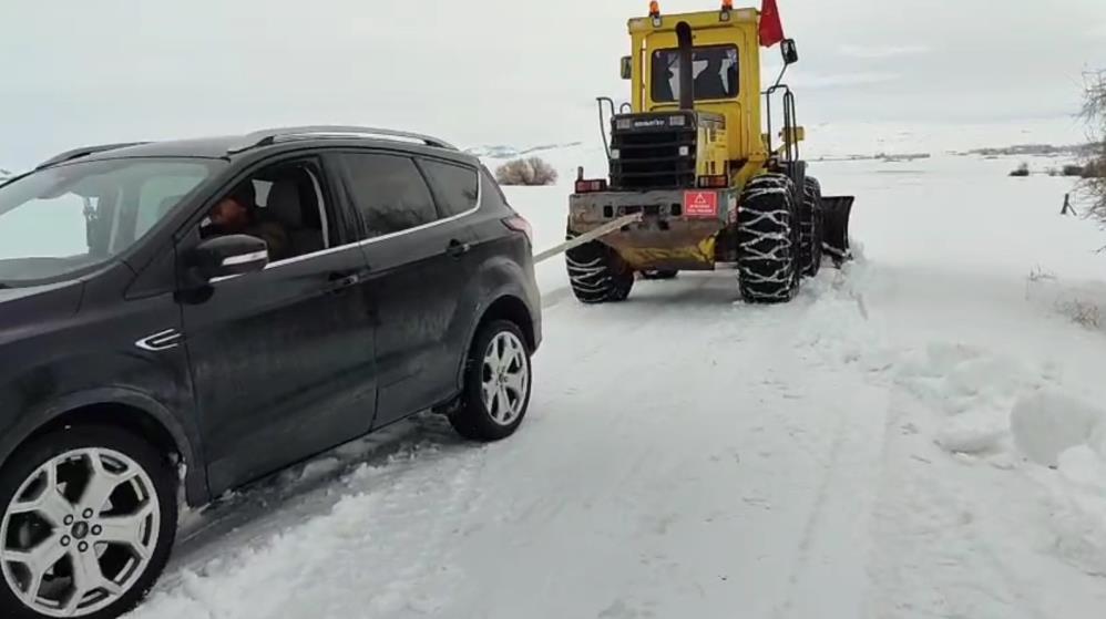 Sivas’ta kar ve tipi sürücüleri yolda bıraktı