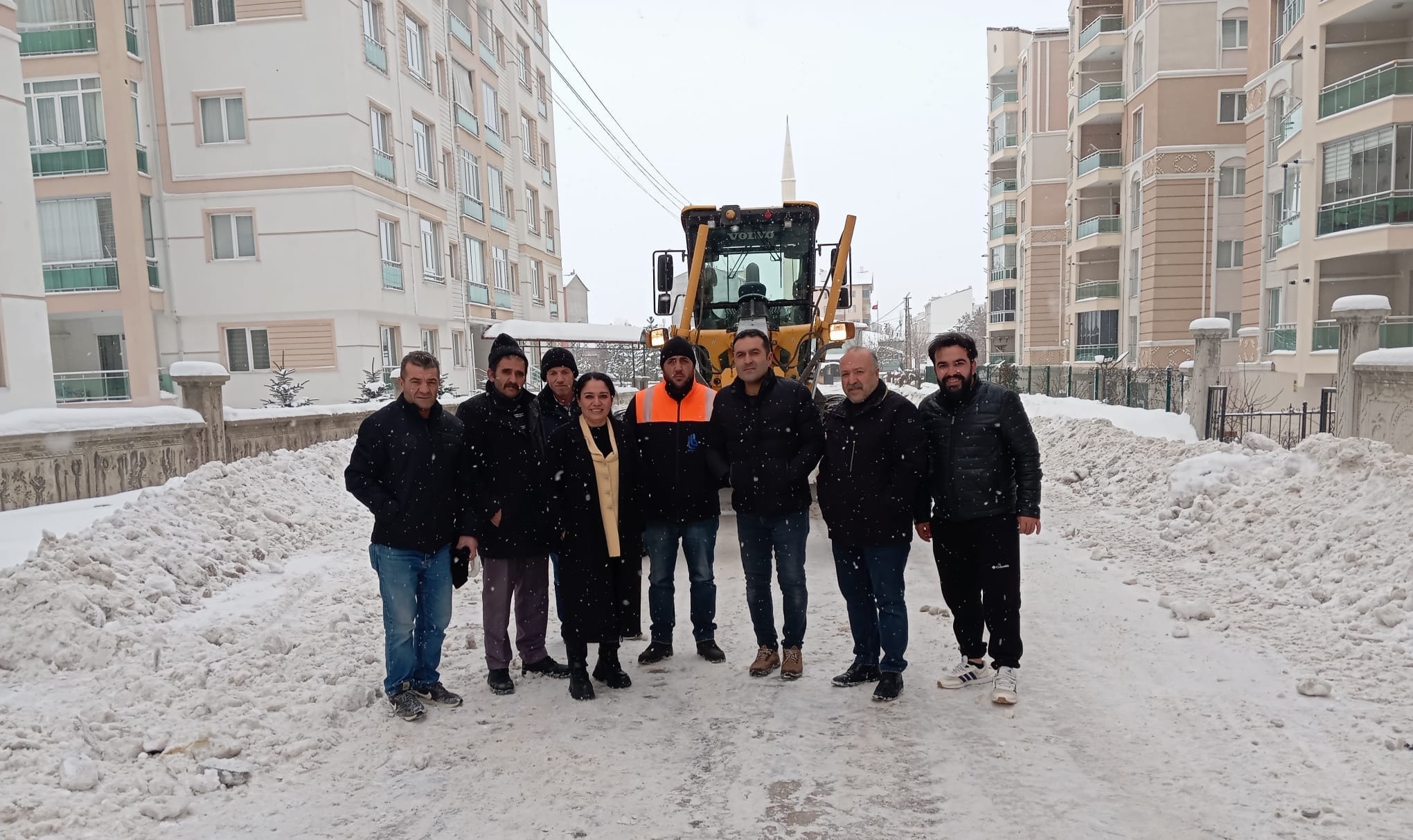 Sivas’ta Muhtar Duman’dan Gece Gündüz Kar Mesaisi