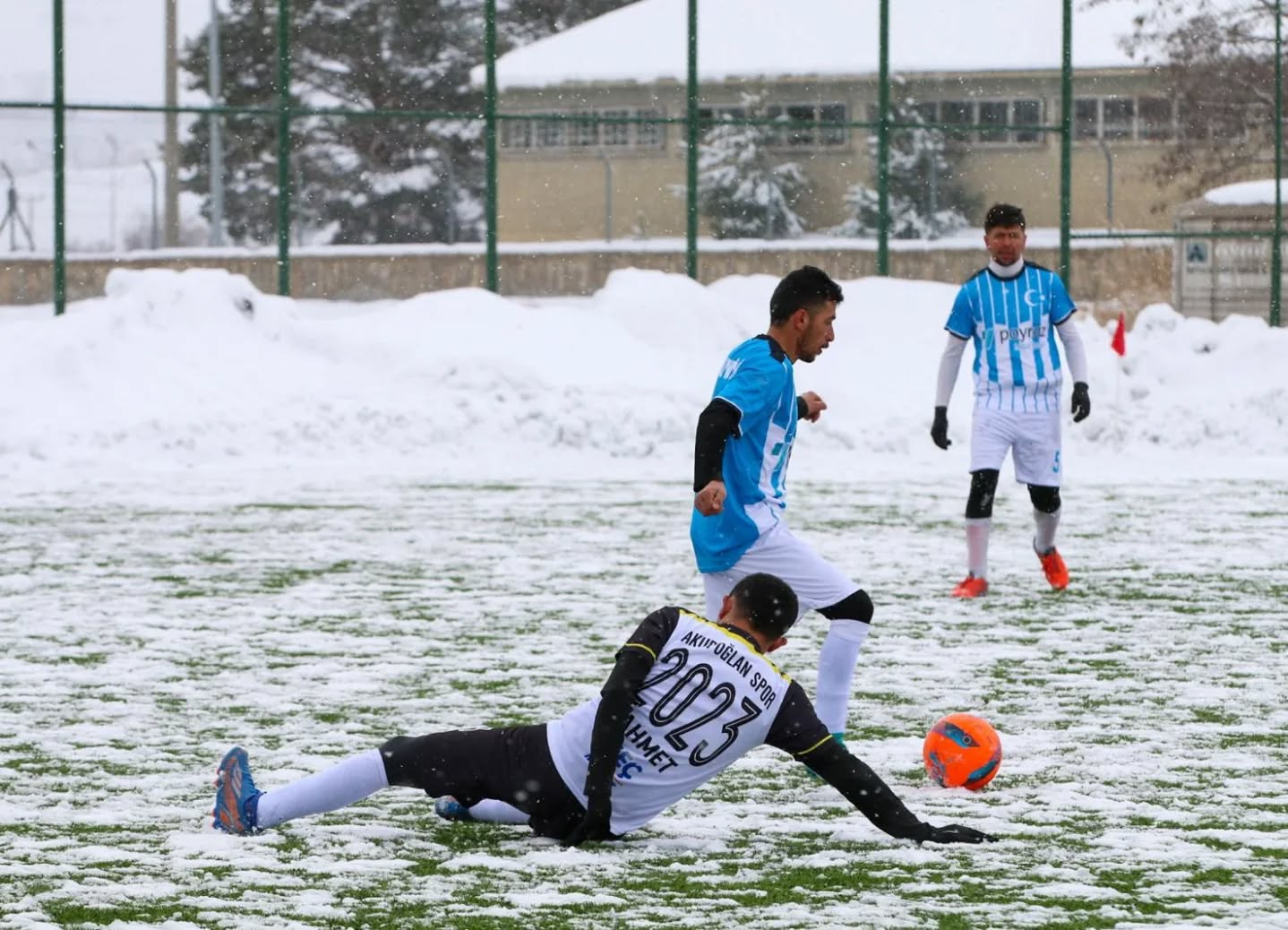 Soğuk havaya rağmen Sivas’ta futbol heyecanı