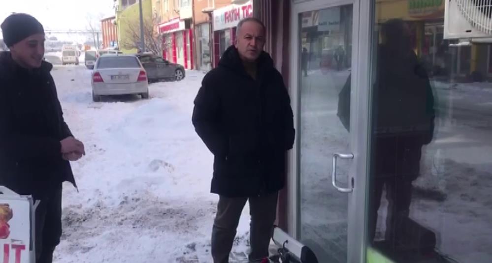 Sivas’ta soğuk rekoru: Kilit dondu, esnaf kapıyı açamadı