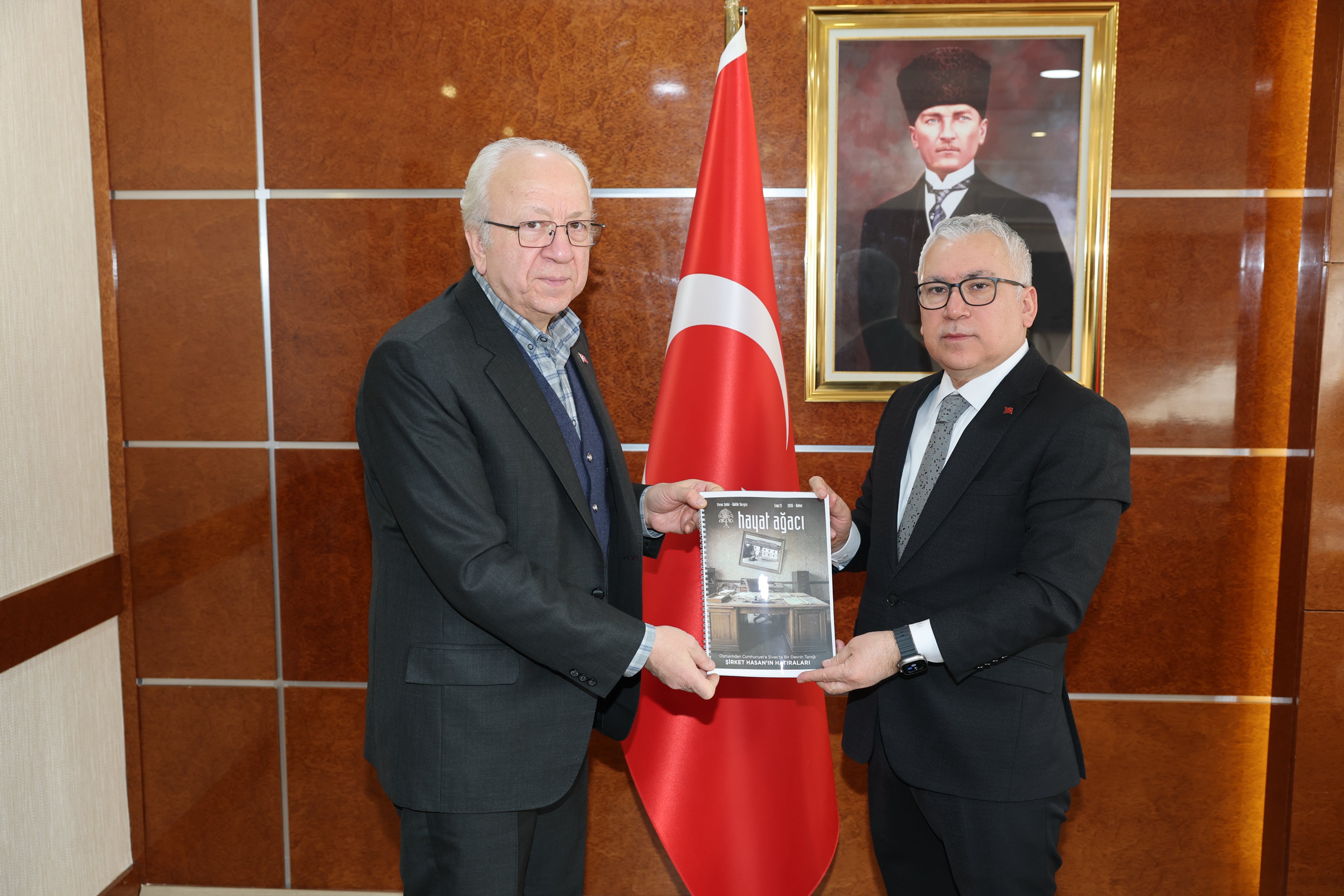 Sivas Hizmet Vakfı’ndan Vali Şimşek’e prova baskı sunumu