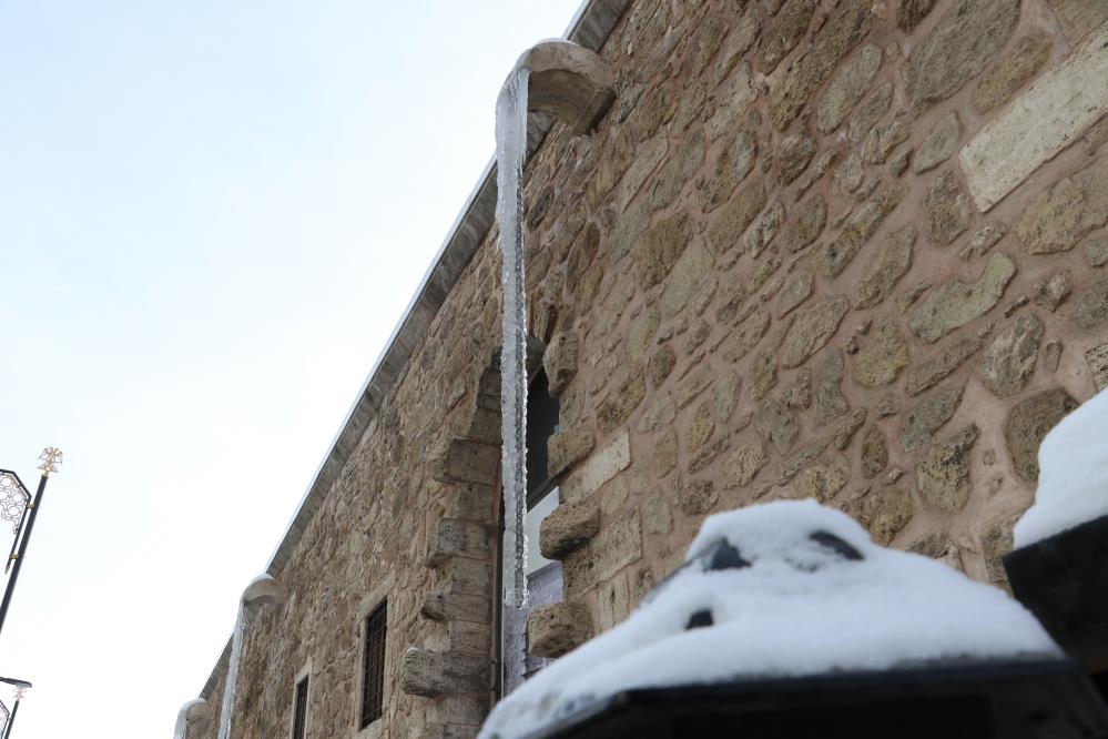 Sivas’ta 4 metrelik buz duvarları şaşırttı