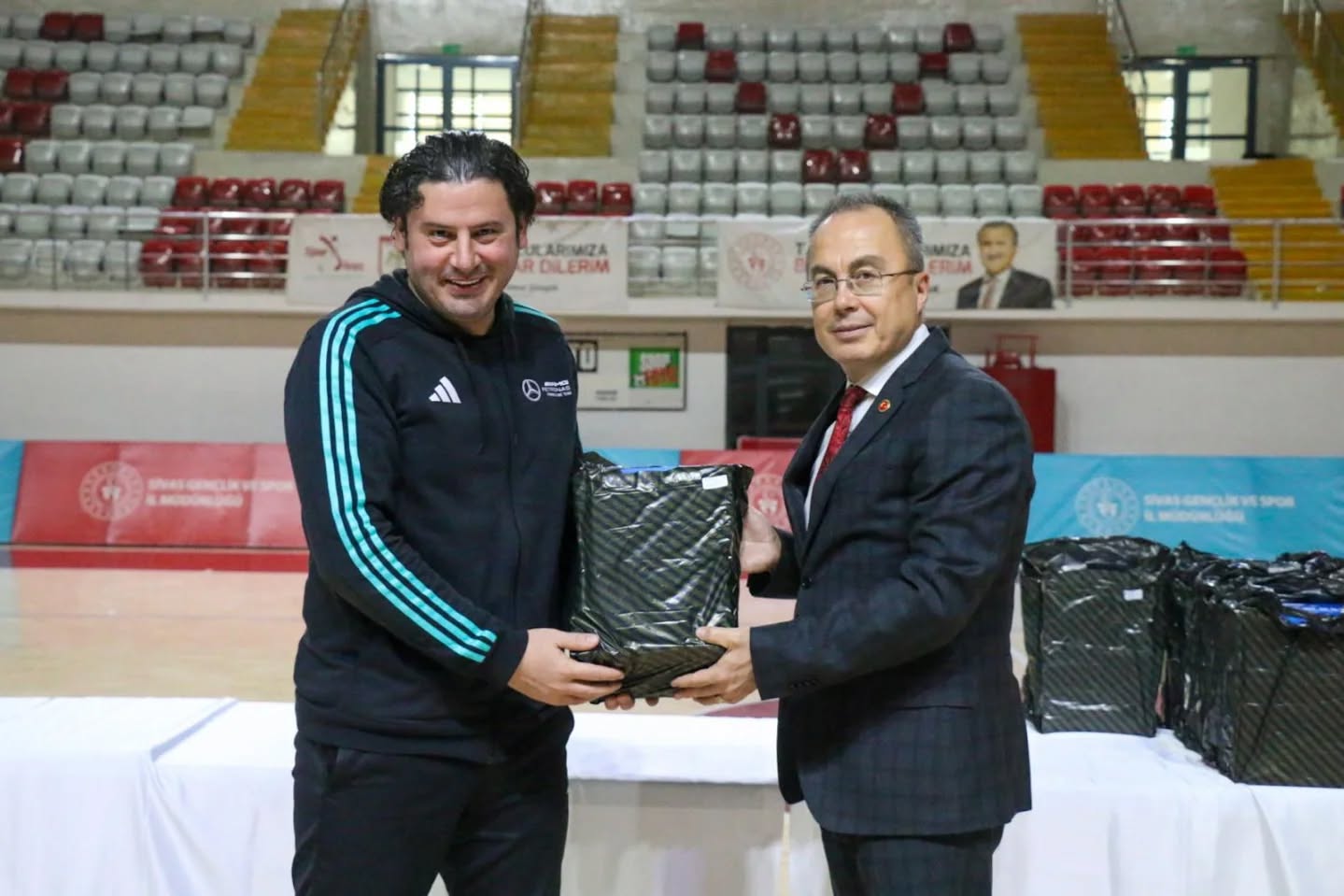 Sivas’ta antrenörlere malzeme desteği
