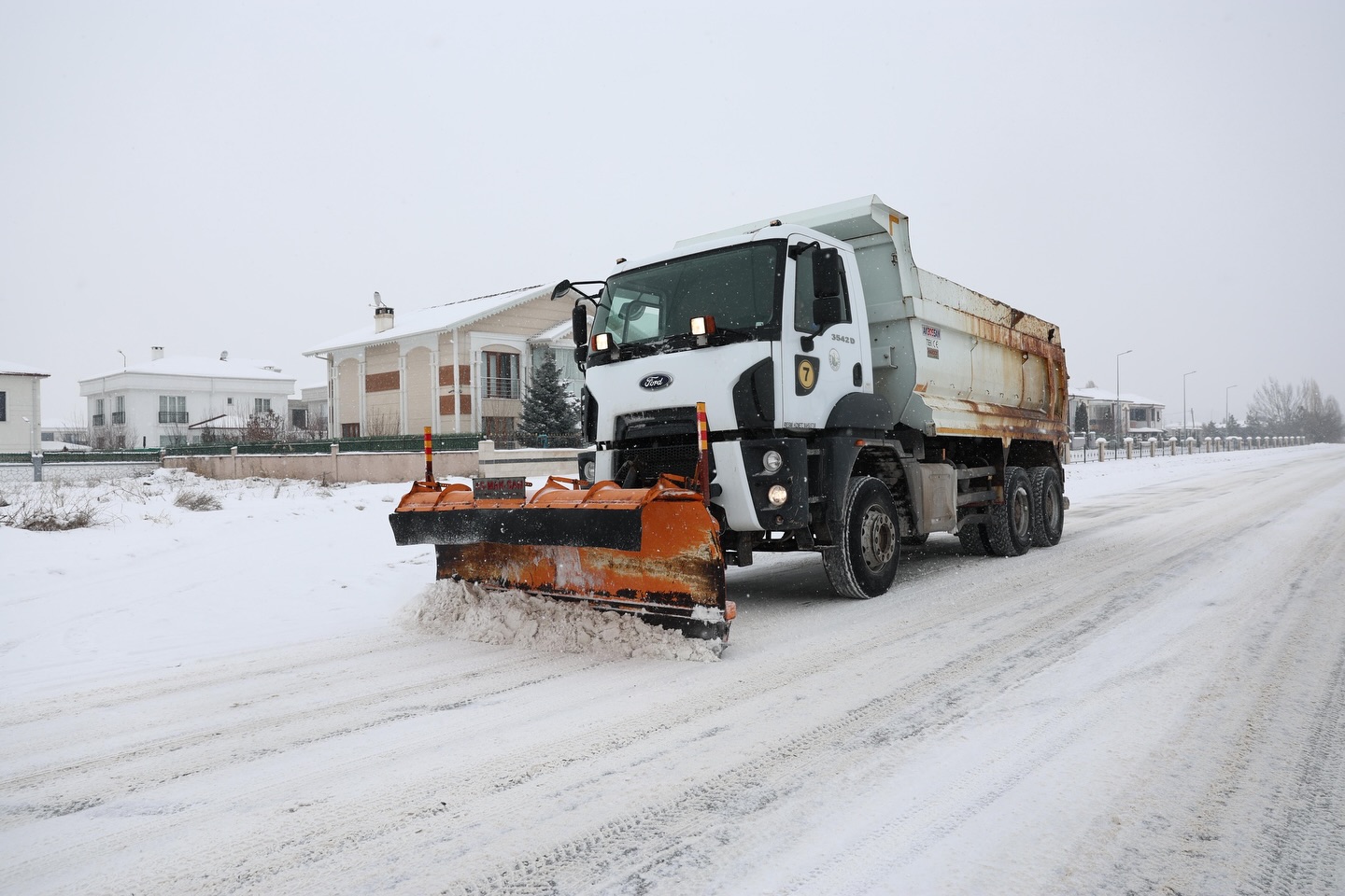 Sivas Belediyesi karla mücadelede teyakkuzda