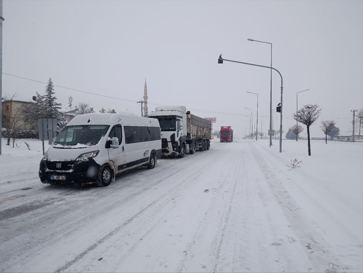 Sivas Şarkışla'da ulaşıma kar engeli