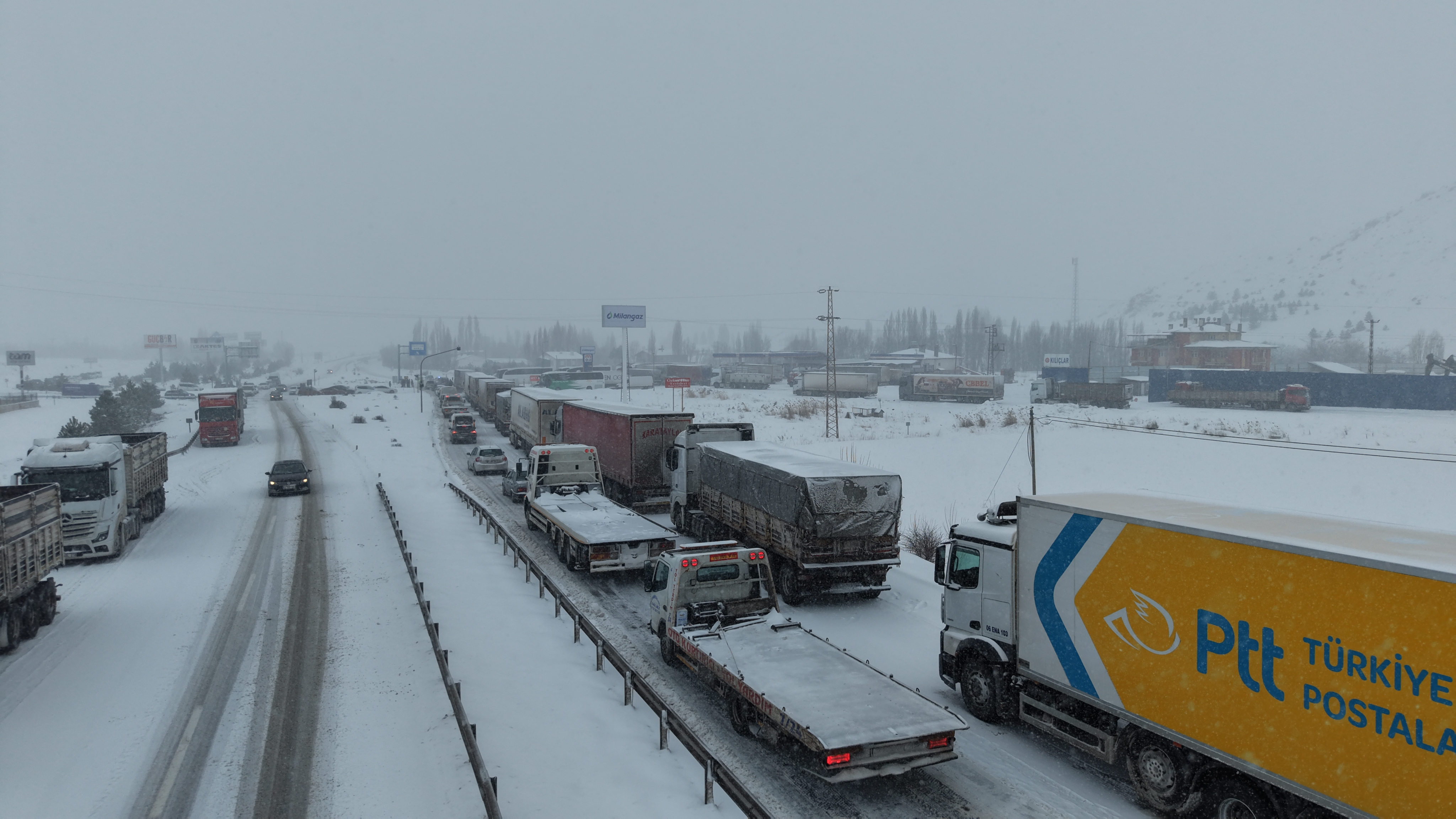 Sivas'ta ulaşıma kar engeli, yollar kapandı