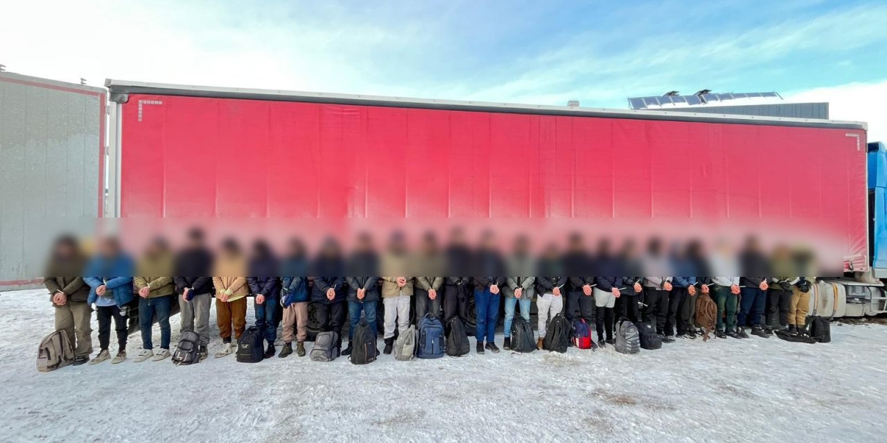 Sivas'ta TIR'dan düzensiz göçmen çıktı