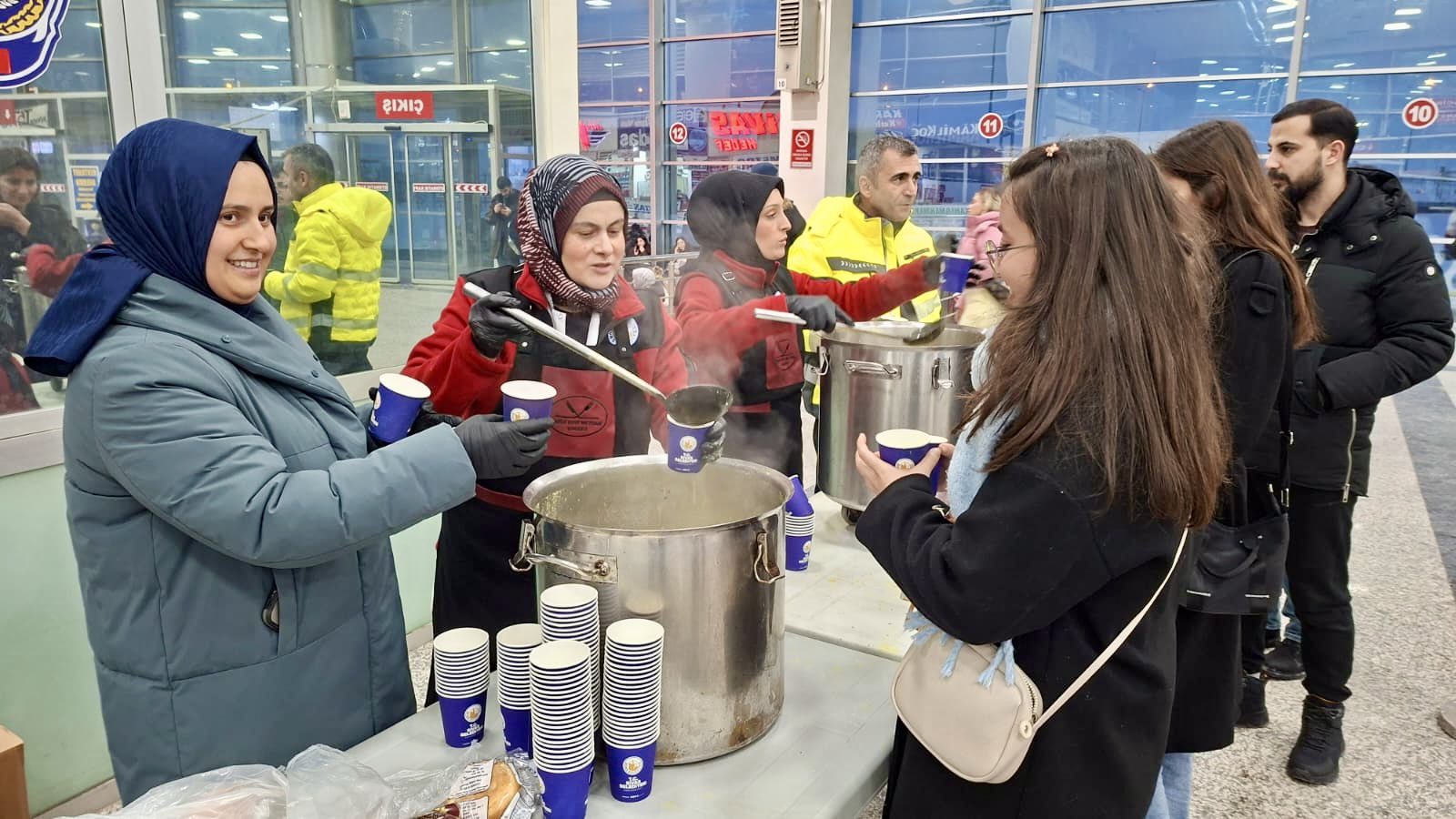 Sivas Belediyesi’nden Soğukta Kalan Yolculara Sıcak Çorba