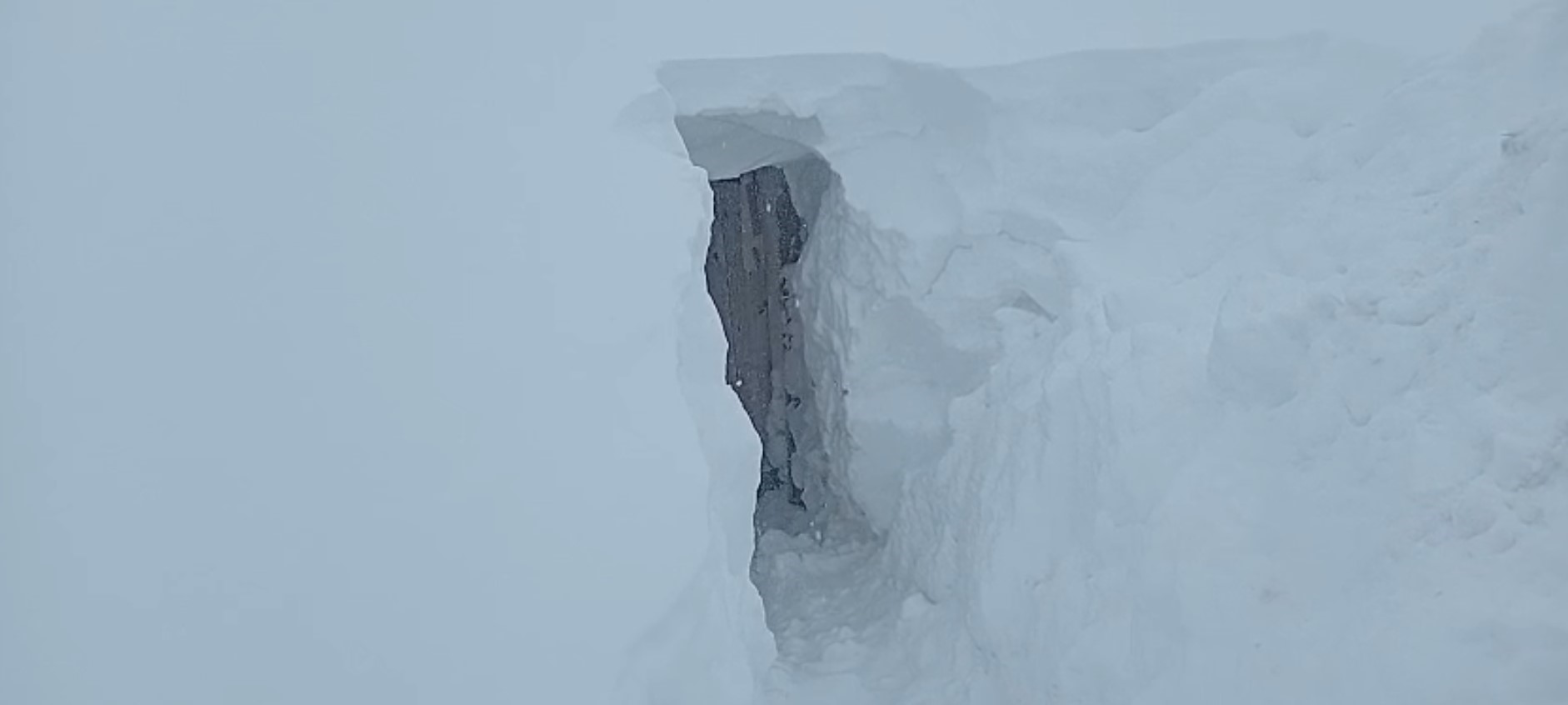 Sivas’ta 3 metre kar ahır kapısını kaybettirdi
