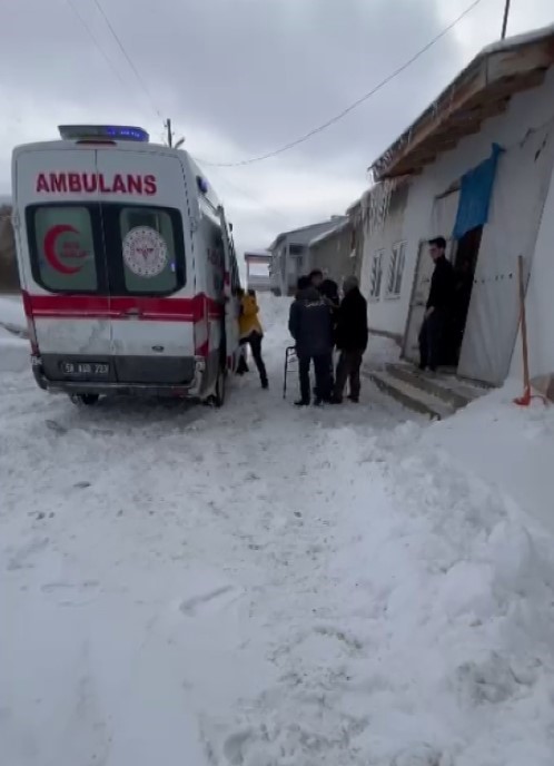 Sivas’ta kar engeli aşıldı, hasta ambulansla hastaneye ulaştırıldı