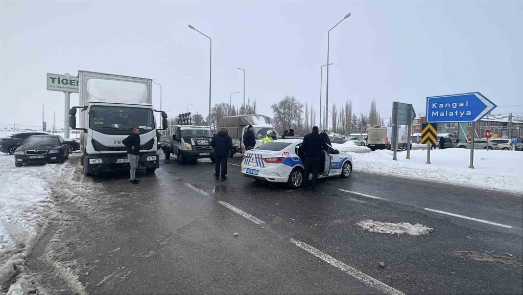 Kar ve tipi nedeniyle kapanan Malatya-Sivas kara yolu ulaşıma açıldı
