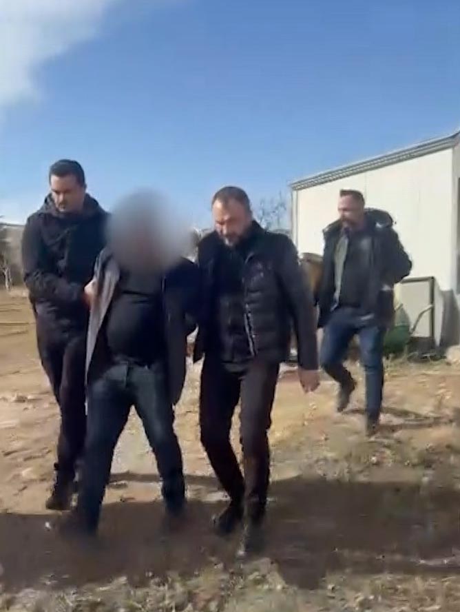 Yakalanmamak için kadın kıyafetleri giymiş