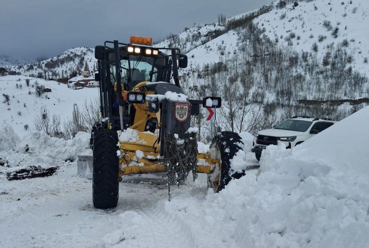 Sivas’ta Kar ve Tipi Ulaşımı Felç Etti