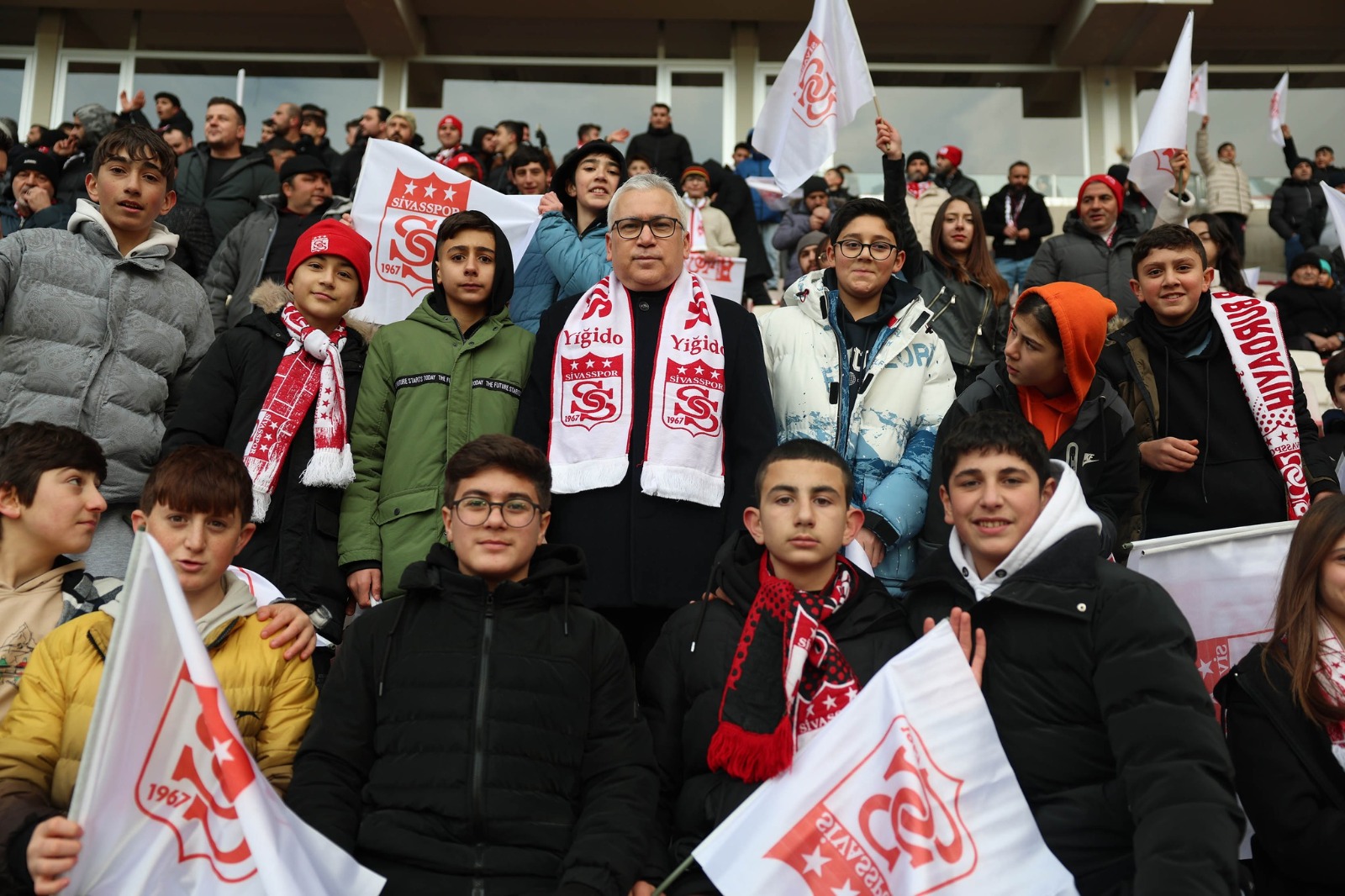 Vali Şimşek’ten Tribünleri Isıtan Jest