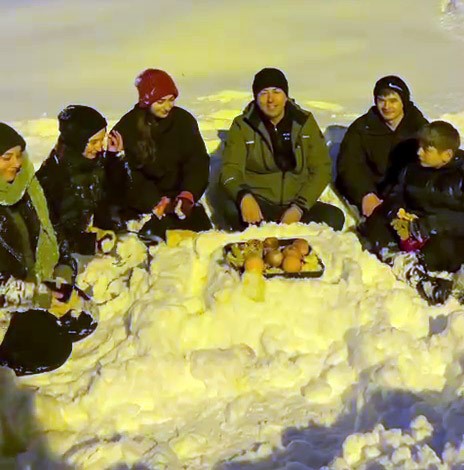 Başkan yolda kalan yolcuları evlerine ulaştırdı