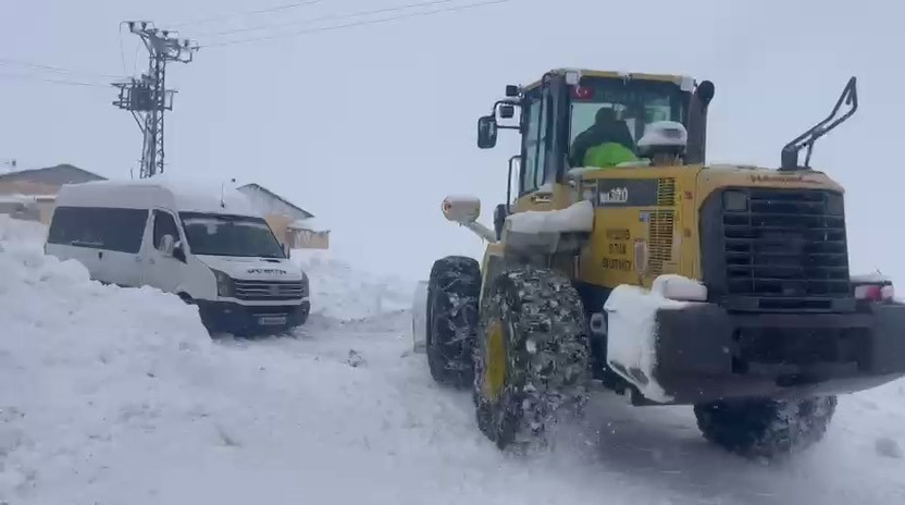 Sivas’ta kışın acı yüzü: Cenaze kar engeline takıldı