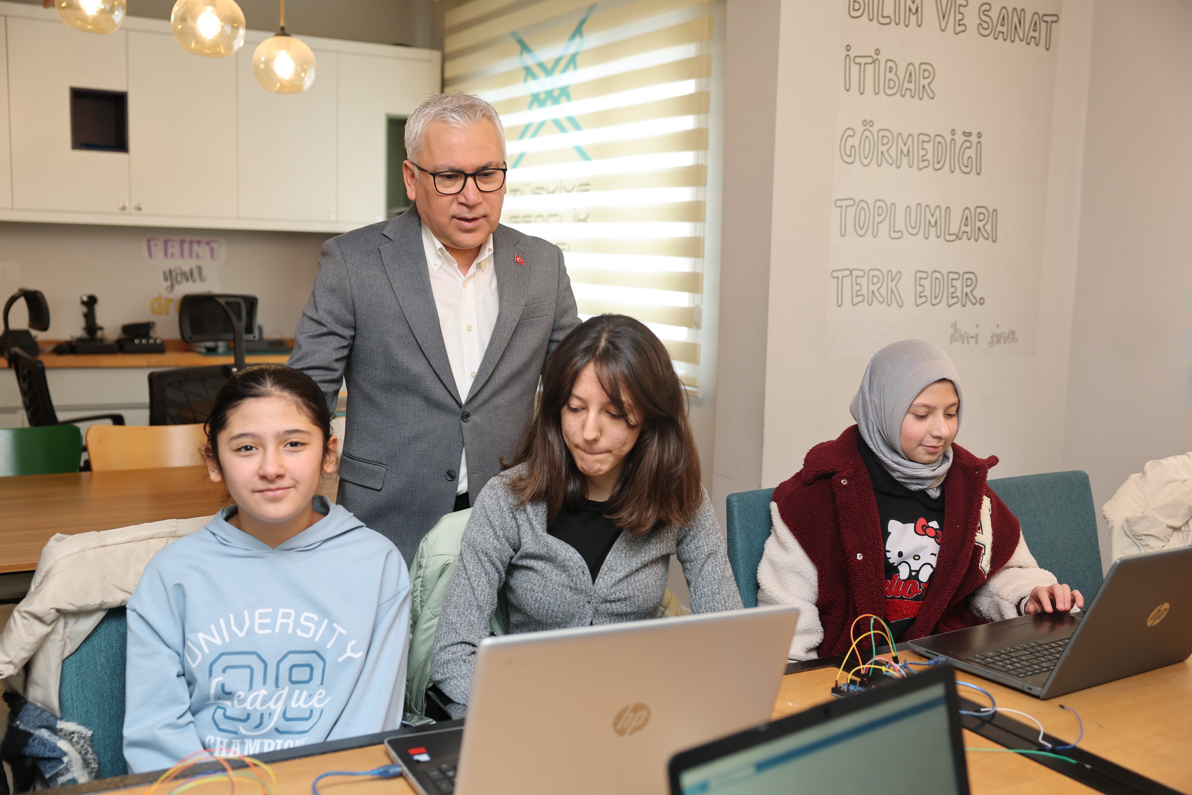 Vali Şimşek'ten gençlere değerlere bağlılık çağrısı