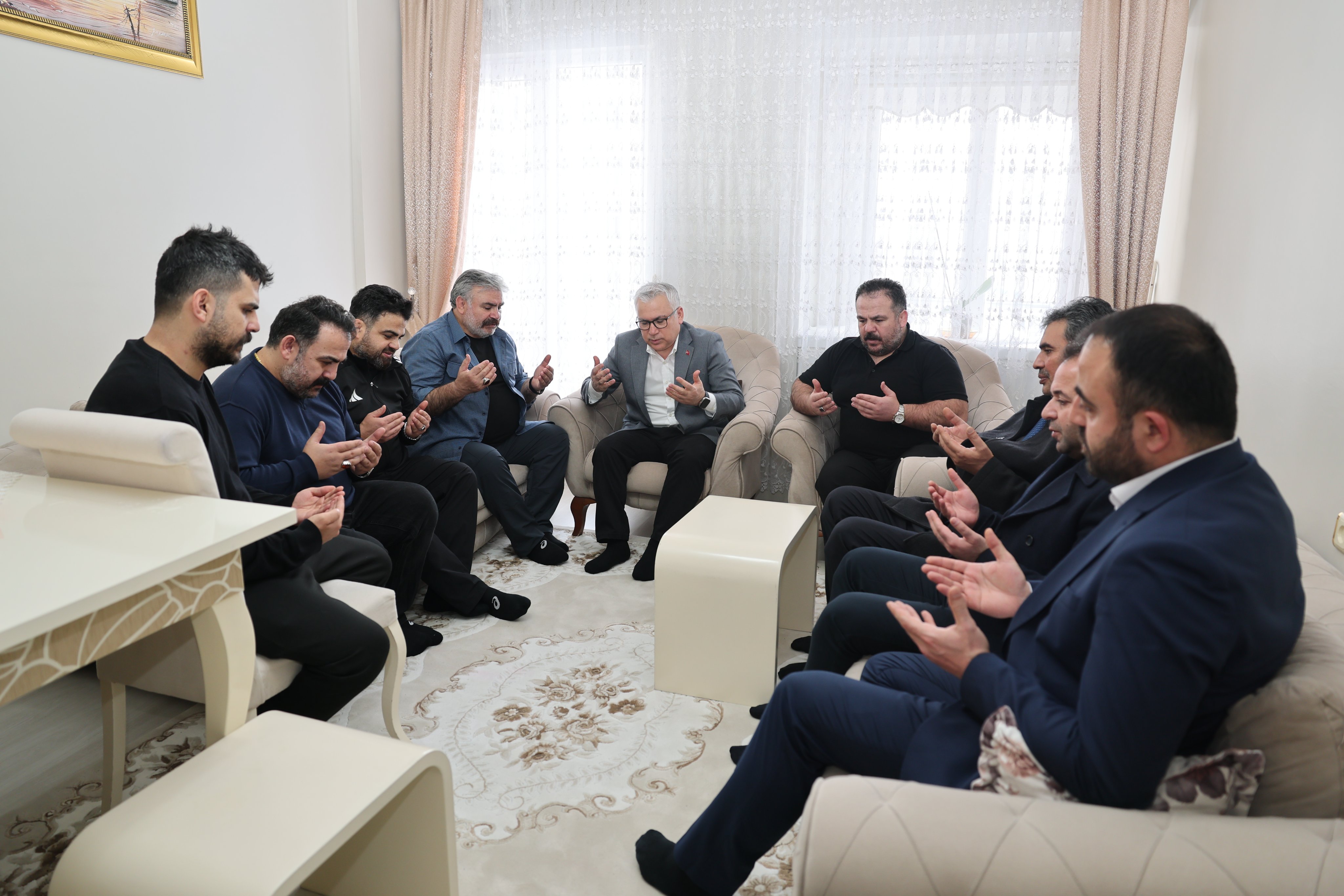 Sivas Valisi Yılmaz Şimşek acılı ailelerin yanında