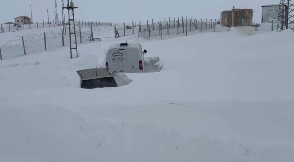 Sivas’ta kar altında kalan çiftlikte hayat durdu