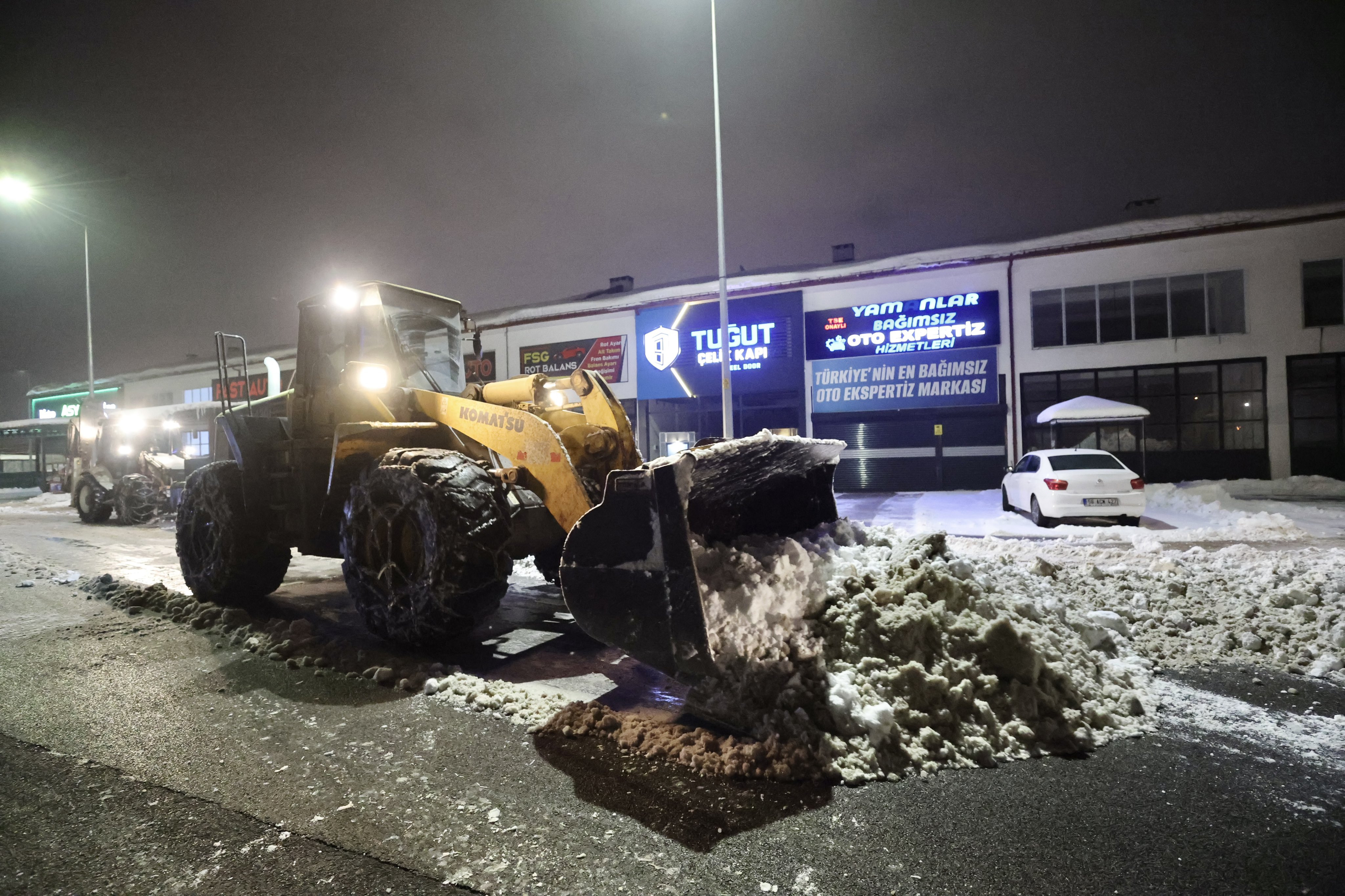 Sivas’ta karla mücadele gece gündüz sürüyor