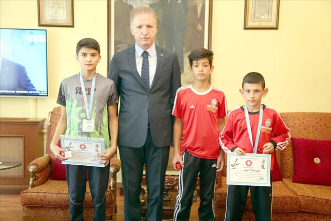 ŞAMPİYONLARDAN VALİ GÜL´E ZİYARET