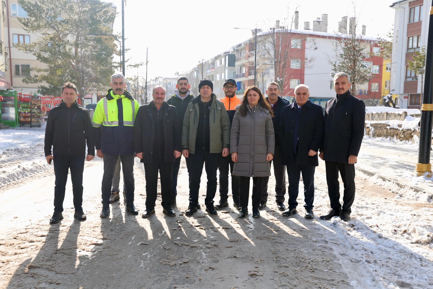 Sivas’ta yol ve kaldırımlarda yoğun kar temizliği