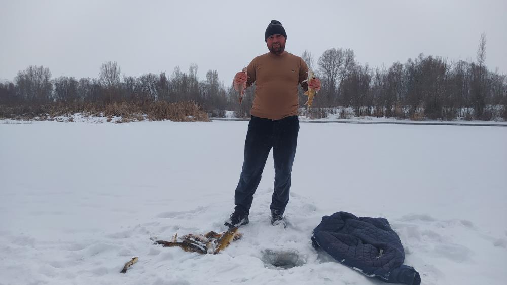 Sivas’ta donan nehirde eskimo usulü balık avı