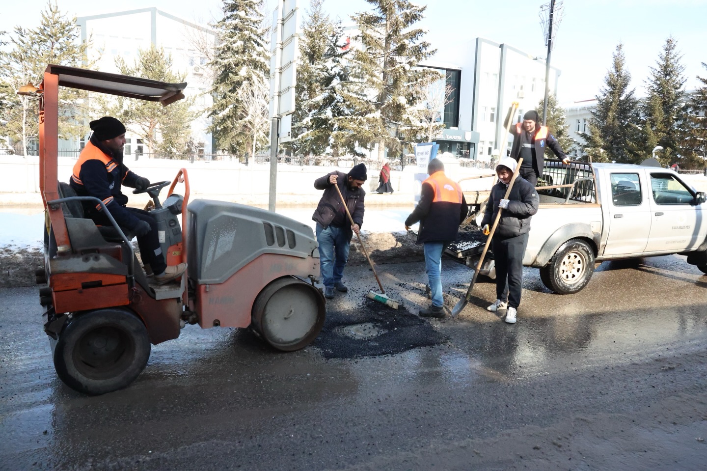 Sivas’ta bozulan yollarda yama mesaisi