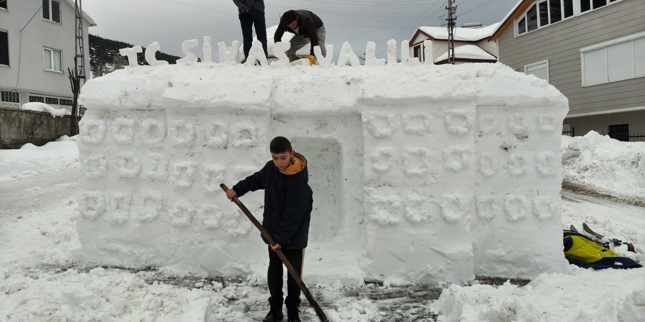 Sivas valisinin isteğiyle tarihi binanın kardan maketini yaptılar