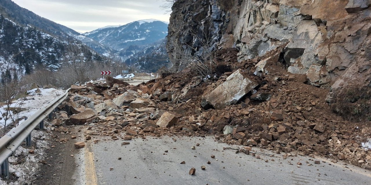 Sivas-Giresun yolunda heyelan