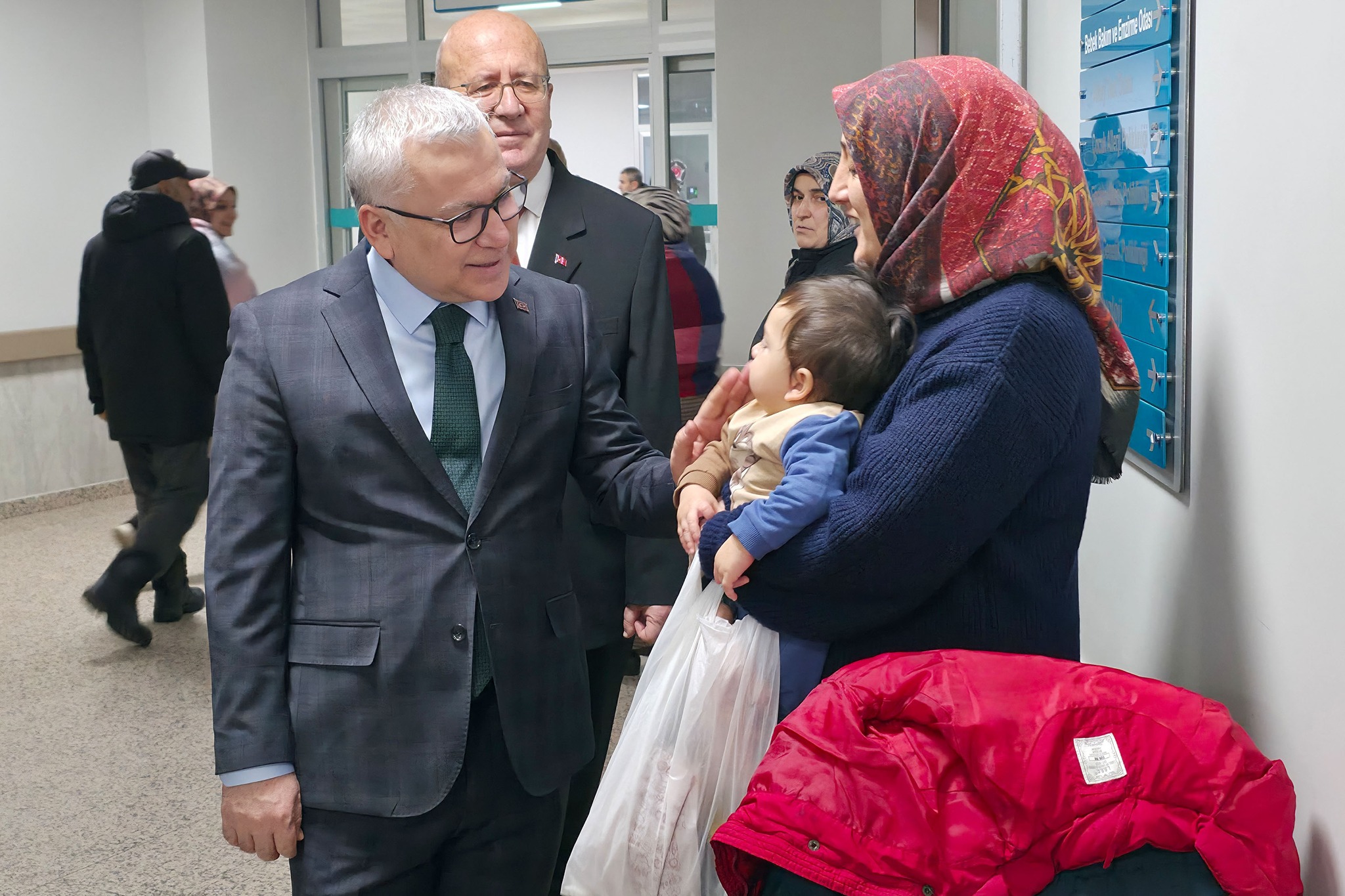 Sivas Vali Şimşek'ten hastalara geçmiş olsun ziyareti