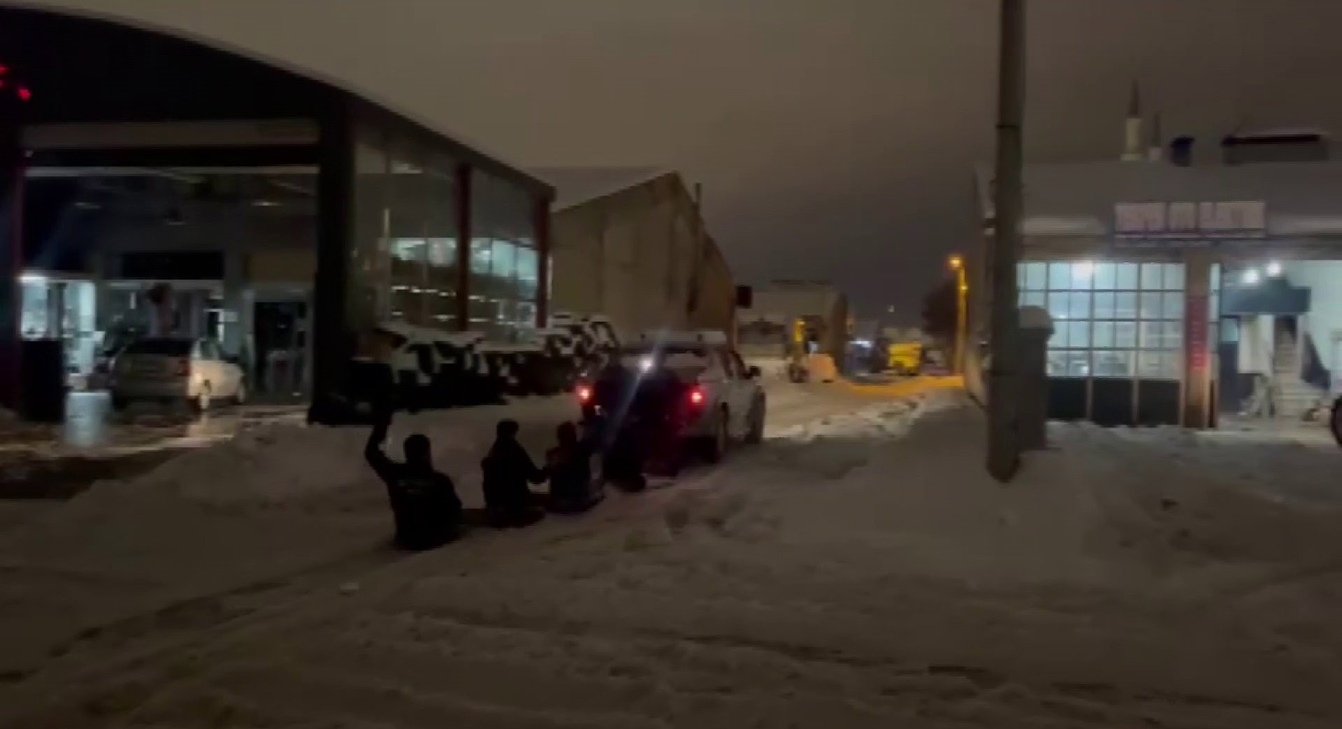 Sivas’ta kar eğlencesi! Sanayi sitesinde renkli anlar
