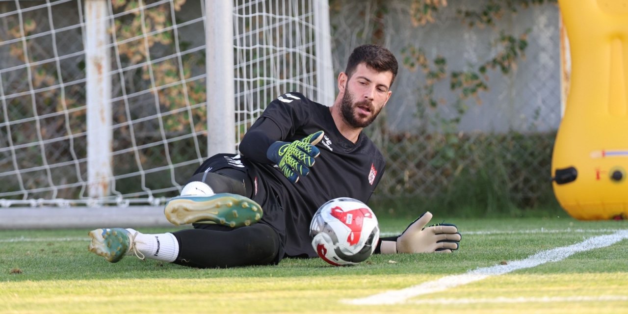 Sivasspor'un kalecisi Göktuğ’dan taraftara mesaj