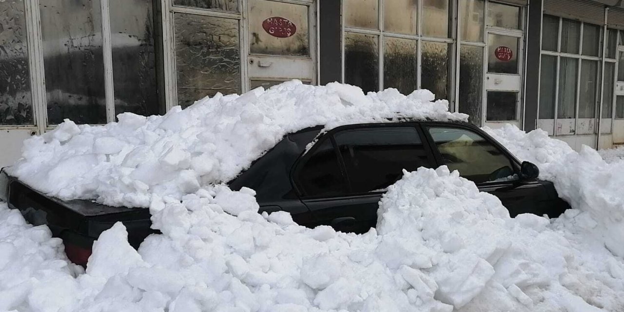 Sivas'ta otomobilin üzerine kar kütlesi düştü