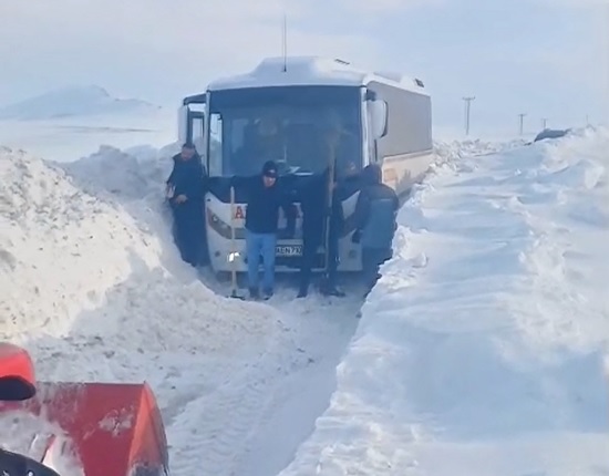 Sivas'ta kara saplanan midibüsü traktörle kurtardılar