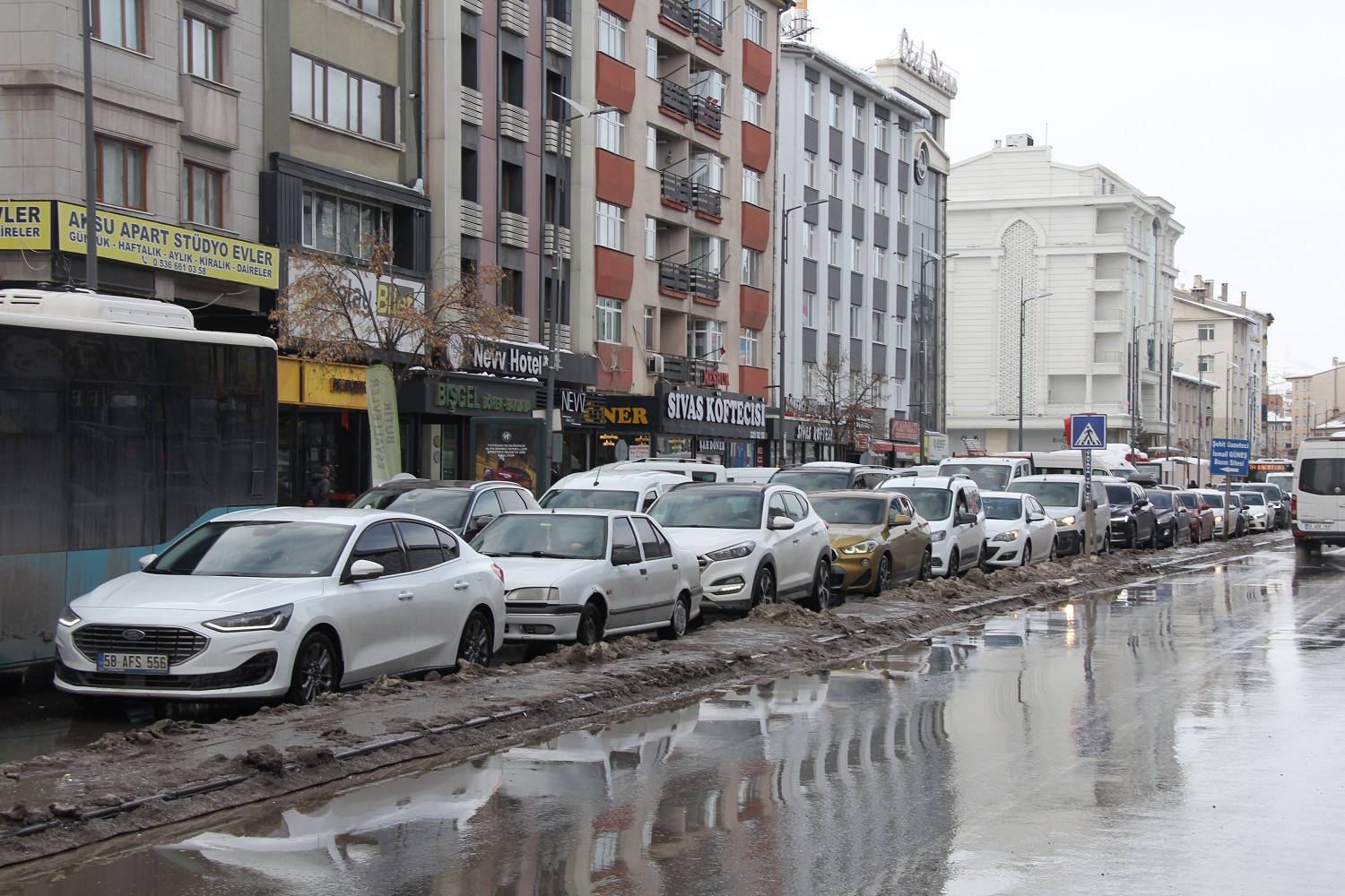 Atatürk Caddesi’ndeki asfalt yama çalışması trafiği aksattı
