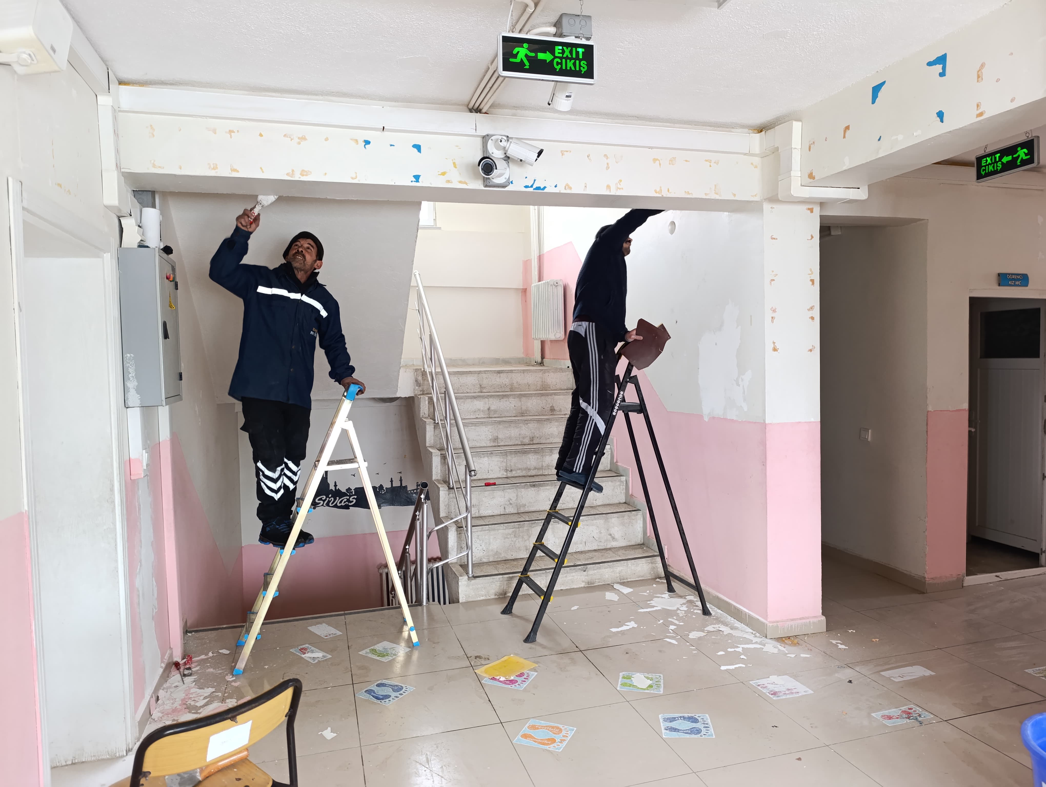 Sivas'ta köy okulunu öğretmen ile veliler onardı