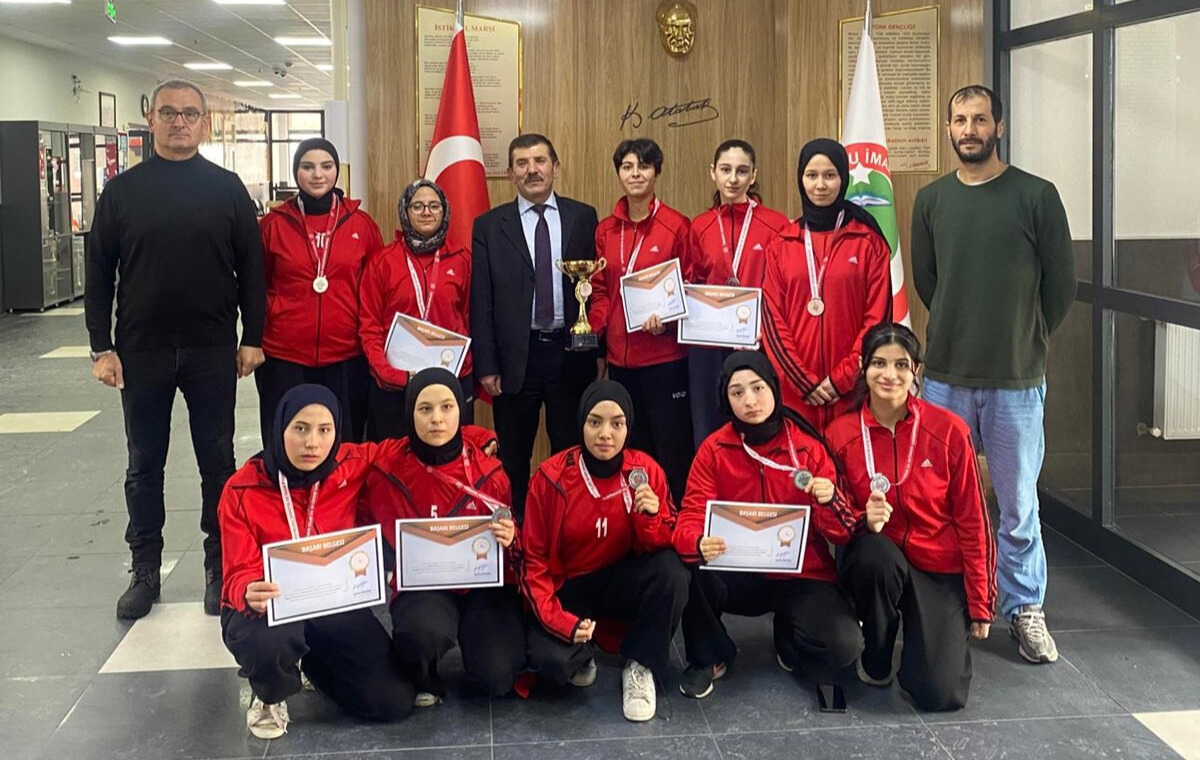 Sivas Kız AİHL sporla zirveye yürüyor