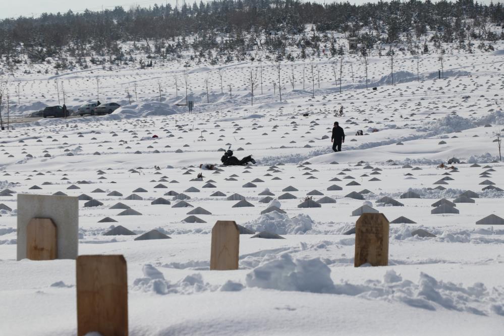 Sivas’ta kar mezarlıkları yuttu