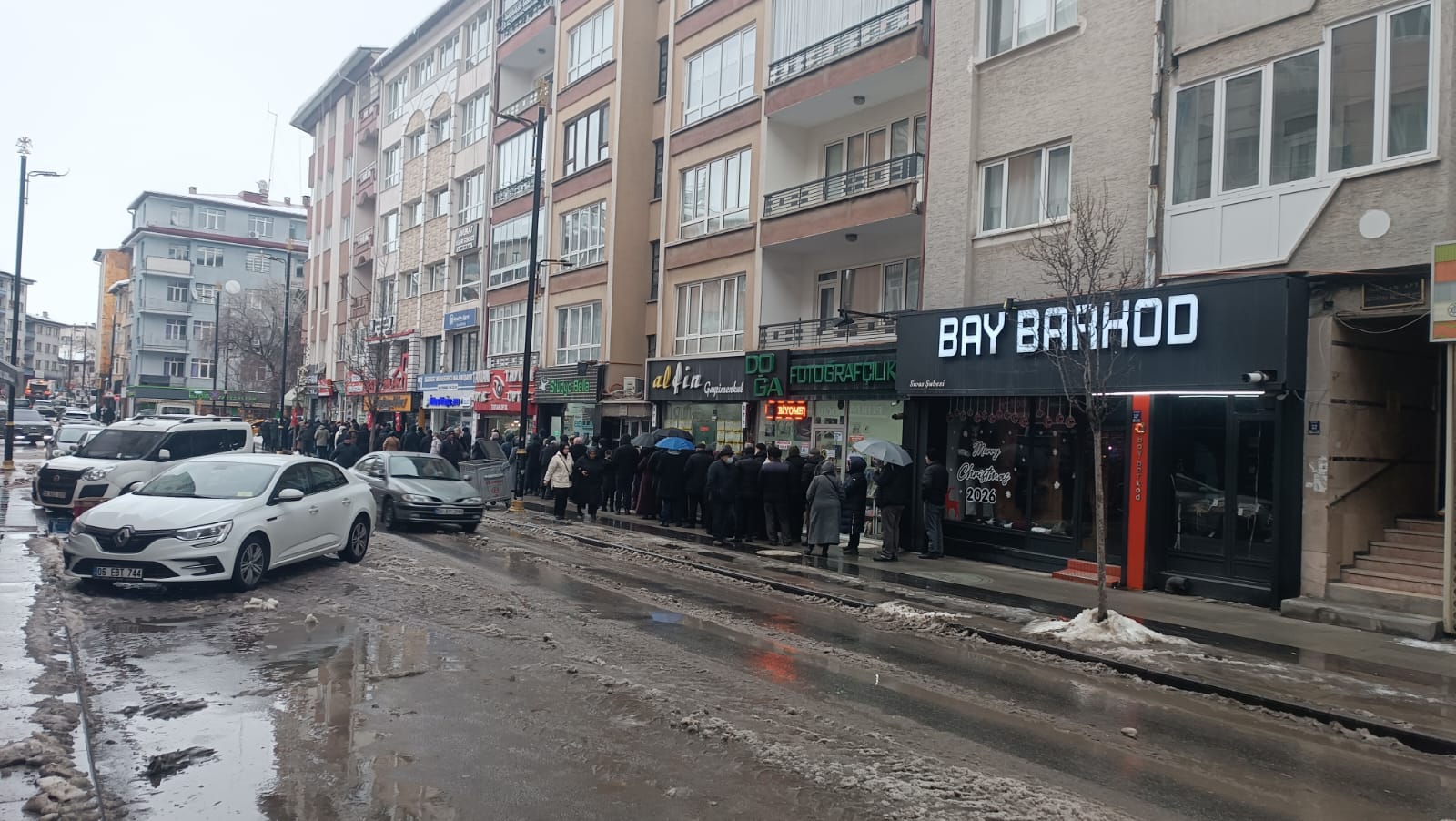 Sivas’ta Et ve Süt Kurumu Önünde Uzun Kuyruklar