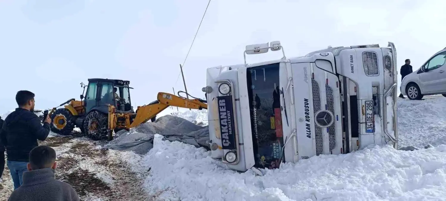 Gizli buzlanmadan dolayı tır devrildi