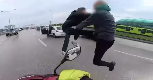 Trafikte sinirler gerildi, uçan tekmeler havada uçuştu