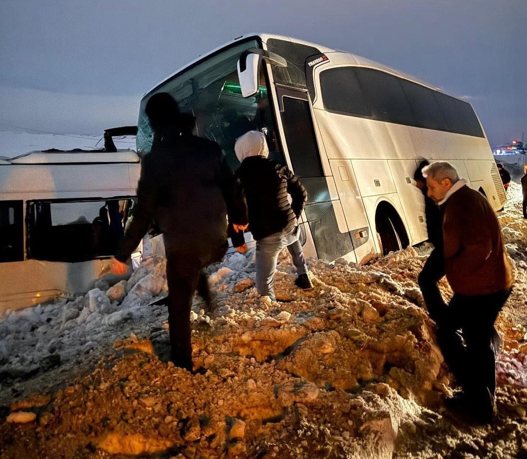 Sivas'ta İşçileri Taşıyan Otobüs Yoldan Çıktı: 6 Yaralı