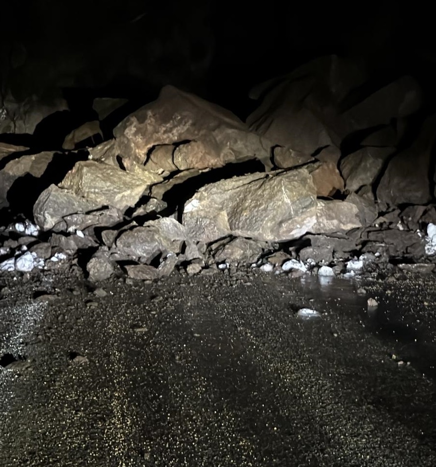 Sivas'ta kara yolunda heyelan