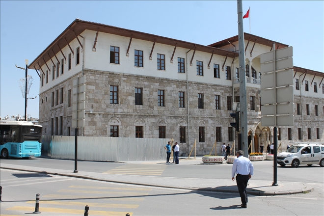 134 YILLIK BİNANIN ÇATISI ONARILIYOR