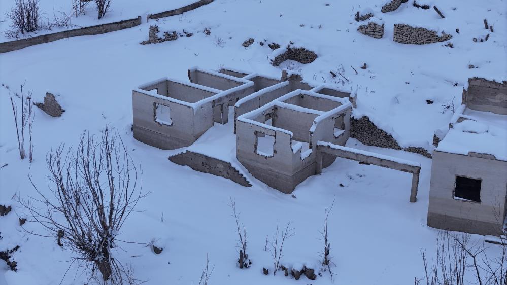 16 yıl sonra gün yüzüne çıkan köy, karla kaplandı